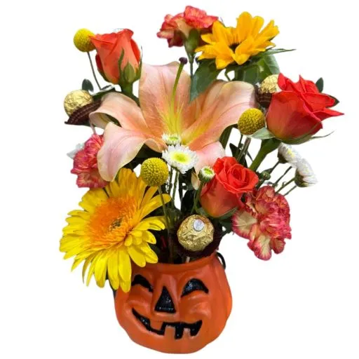 Arreglo calabaza con flores de estacion y bombones halloween